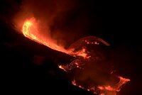 Havajská sopka opět chrlí lávu a žhavý popel. Naposledy zničila 700 domů