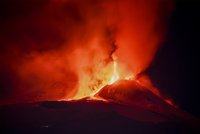 Sopka Etna opět chrlí lávu. Nebe nad Sicílií se zbarvilo do krvavé rudé