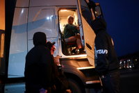 „Nedávají nám jídlo, ani pití.“ Zoufalí kamioňáci dál „trčí“ u hranic s Británií, svítá ale naděje
