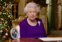 Vánoční projev královny Alžběty II.: Slova o naději! Co ale na jejím stole chybělo?