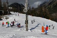 Invaze lyžařů v Tatrách: Sjezdovky jsou narvané a přibývá úrazů. „Extrém,“ zoufají vlekaři