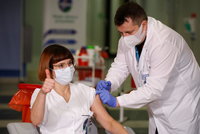 Nejen Česko. Velká očkovací akce začíná v celé Evropě, polské sestřičce zářily oči