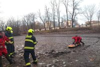 Drama v Čakovicích. Chlapeček uvízl v bahně vypuštěného rybníku, pomohli mu hasiči
