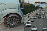 Zázrak na Nuselském mostě: Žena s dvěma dětmi si nevšimla prasklé pneumatiky, řidiči ji zastavili