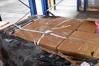 Výjimečná „nadílka“: Celníci našli v jediné zásilce 462 kilo drogy! Do Prahy přilétla z Dubaje