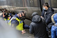 Už i Švédové přitvrzují: Roušky vpřed a hrozí zavření podniků, MHD či tvrdé pokuty