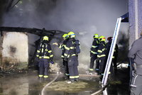 V Komořanech u nádraží hořelo. Hasiči zkrotili požár garáže obývané bezdomovci
