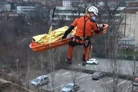 Drama na stavbě: Dělníka dostal epileptický záchvat, záchranáři šplhali po žebřících