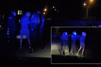 VIDEO: Vzorní i bez uniforem: Policisté po šichtě odhalili v Praze opilého řidiče, ten nakopl příslušnici