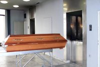 Jak funguje nejvytíženější krematorium v ČR? Mrazáky v návěsech, spaluje se i v noci