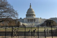 Po útoku na Kapitol se kongresmani bojí „vnitřního nepřítele“: Chtějí ochranku a ta zas bytelný nový plot