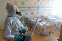 V přetížené nemocnici v Chebu zbývají poslední volná lůžka: 14 pacientů čeká převoz
