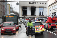Provoz na Plzeňské zkomplikoval požár bytu na Kavalírce. Hasiči evakuovali 6 lidí