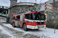 Téměř dva tisíce požárů, tisíc nehod a přes 1 500 zachráněných: Pražští hasiči měli loni plno práce