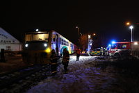 Železniční neštěstí: Muže při přecházení kolejí srazil vlak, o život bojuje v nemocnici