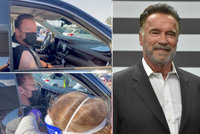 Arnold Schwarzenegger se nechal očkovat proti covidu: Zůstal při tom v autě!