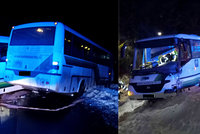 V Rotavě se na namrzlé silnici srazily dva autobusy: Jeden řidič se zranil