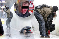 Češku Denisu v Nizozemsku drsně sejmulo vodní dělo: Má frakturu lebky a 18 stehů!