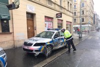 Hrozivá srážka policejního auta s tramvají v Holešovicích! Proražený bok, muž zákona se zranil