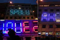 Neonové nápisy na budově Francouzského institutu: Kolemjdoucí světelnou instalaci mohou snadno změnit