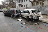 Hromadná nehoda na Žižkově. Poničeno zůstalo šest aut