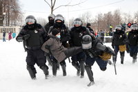 Přes 4000 zatčených při protestech za Navalného. Policejní řež i demonstrace v -42°C