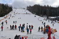Vleky na Vaňkově kopci byly opět v provozu: Policisté je zastavili, lyžaře tahá rolba