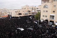 Bez roušek i rozestupů: Tisíce lidí Židů se mačkaly na pohřbu rabína, kterého zabil covid