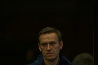 Navalnyj promluvil o mučení za mřížemi: Buzení osmkrát za noc se brání u soudu