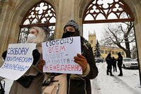 Svobodu pro Navalného! Tři desítky lidí demonstrovaly před ruským velvyslanectvím v Praze