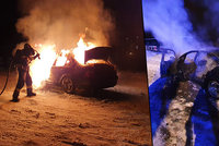 Řidiči bavoráku začalo při driftování na sněhu hořet auto: Po chvíli z něj zbyl doutnající vrak!