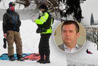 Už ani na sáňky? Pražané si vyrazili užít sníh na Petřín, vyhnali je strážníci. „Není to sjezdovka!“ říká Hamáček