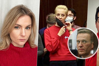 „Červená vlna“ na podporu Navalného a jeho ženy: Rusky oblékly červené svetry