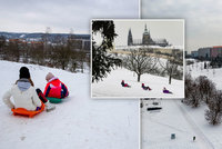 Zasněžená Praha láká k zimním radovánkám. Kam vyrazit sáňkovat nebo na lyže?