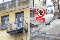 Mrazivé nebezpečí v Praze: Rampouchy a sníh padají ze střech, odpovědnost jde za majiteli domů