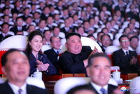 Kimova manželka po roce na veřejnosti: S diktátorem v divadle. Po izolaci kvůli covidu?
