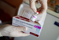 Krevní sraženiny a vakcína AstraZeneca mají „jasnou spojitost“, připustil unijní expert