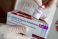 Koronavirus ONLINE: Odpůrci očkování na Slovensku zaútočili na parlament. A temná předpověď