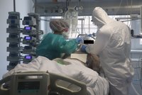 Voňavka mi smrdí a kávu necítím: Lidé se obrací na lékaře kvůli ztrátě čichu po covidu