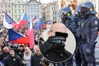 „Přijel, aby házel na policisty polena.“ Chuligán (35) za protirouškovou demonstraci nesmí dva roky do Prahy