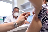 Málo dávek, šílená distribuce a „zbytečná“ centra: Praktici o trnitém startu očkování