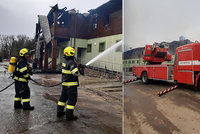 Plameny zachvátily budovu v Moravském Písku: Na místě zasahuje 70 hasičů!