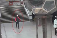 Surové napadení v metru: Útočnice dala ženě pěstí kvůli špatně nasazené roušce, hledá ji policie