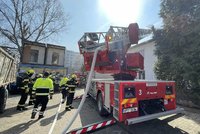 Požár ubytovny v Libni: Hořela střecha, hasiči vyhlásili druhý stupeň poplachu
