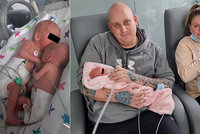 Předčasně narozená dvojčátka se shledala po dvou týdnech: V inkubátoru se něžně držela za ručičky!