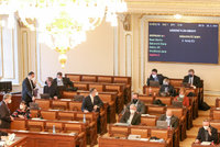 Komplikace pro „covid pasy“: Sněmovna odmítla delší legislativní nouzi, projednávání se protáhne