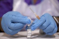 Bitva o vakcíny: Česko vlastní chybou ostrouhá, nedostane ani lahvičku Pfizeru navíc