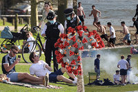 Sluníčko vylákalo davy Britů ven, politici se děsí: Plné parky, pláže i „grilovačka“