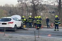 Nehoda tří aut uzavřela Strakonickou: Chlapečka (1) transportovali do nemocnice