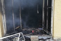 Zdevastovaný hotel v Újezdu nad Lesy ještě více zhuntoval požár. Škody jsou minimální